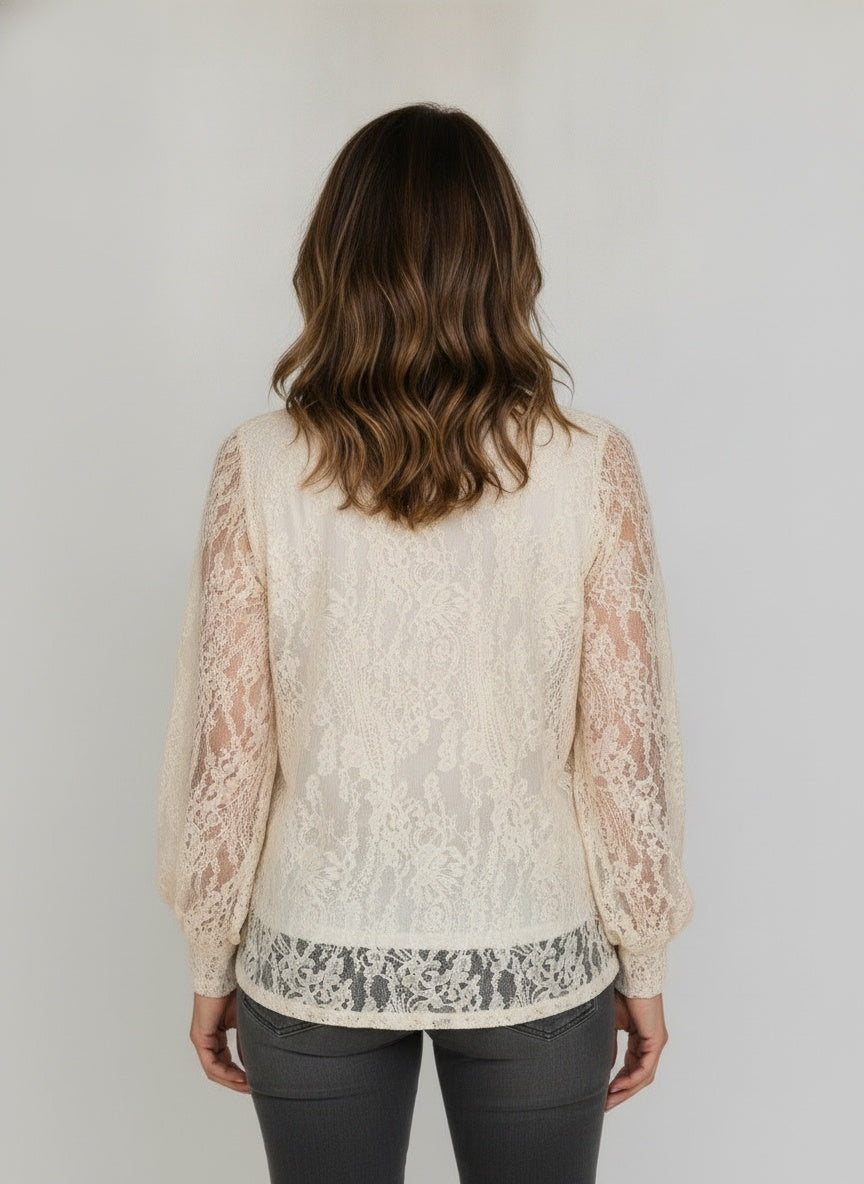Back pose of the model wearing Boheemse blouse met splitnek in vintage stijl voor dames