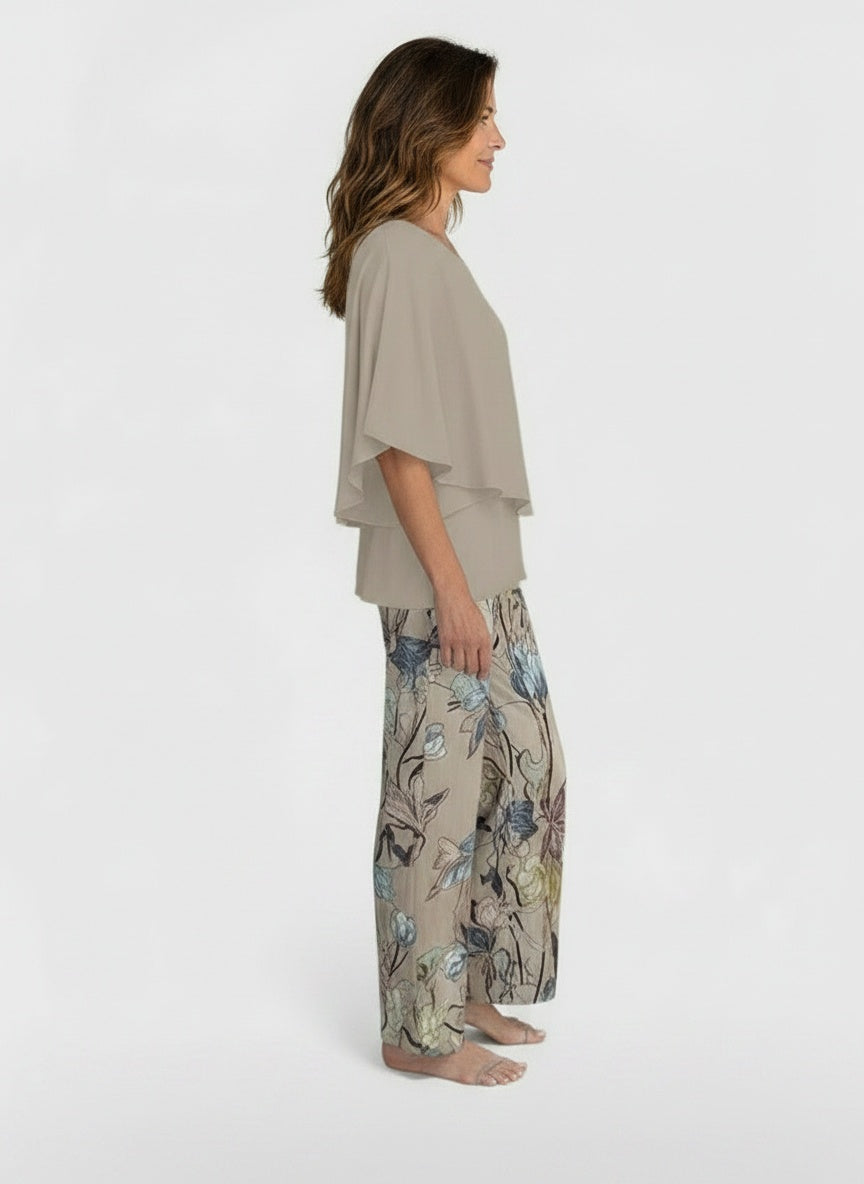 Side profile of the model wearing Maureen – Twee-delig zomeroutfit voor dames