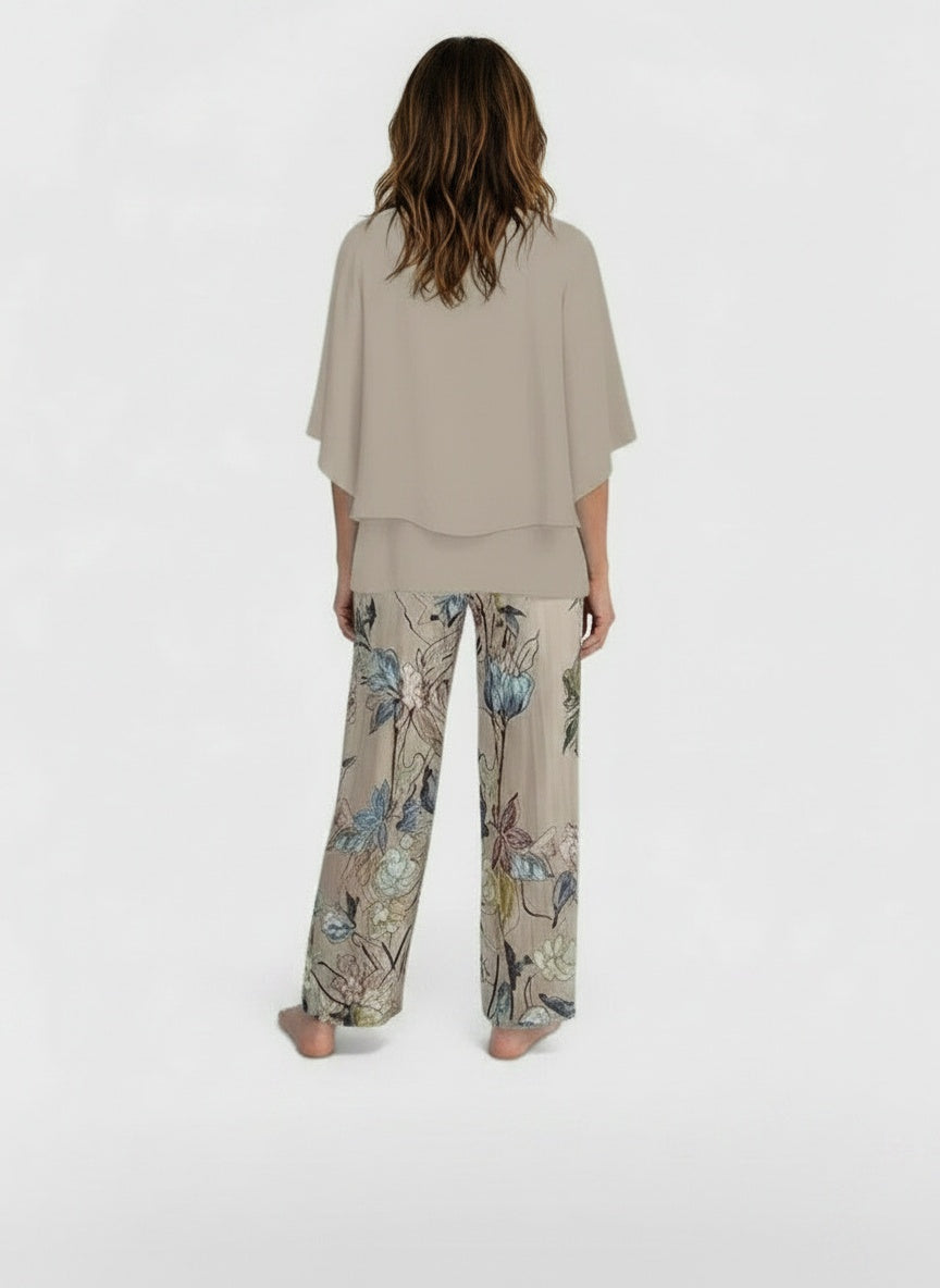 Back pose of the model wearing Maureen – Twee-delig zomeroutfit voor dames