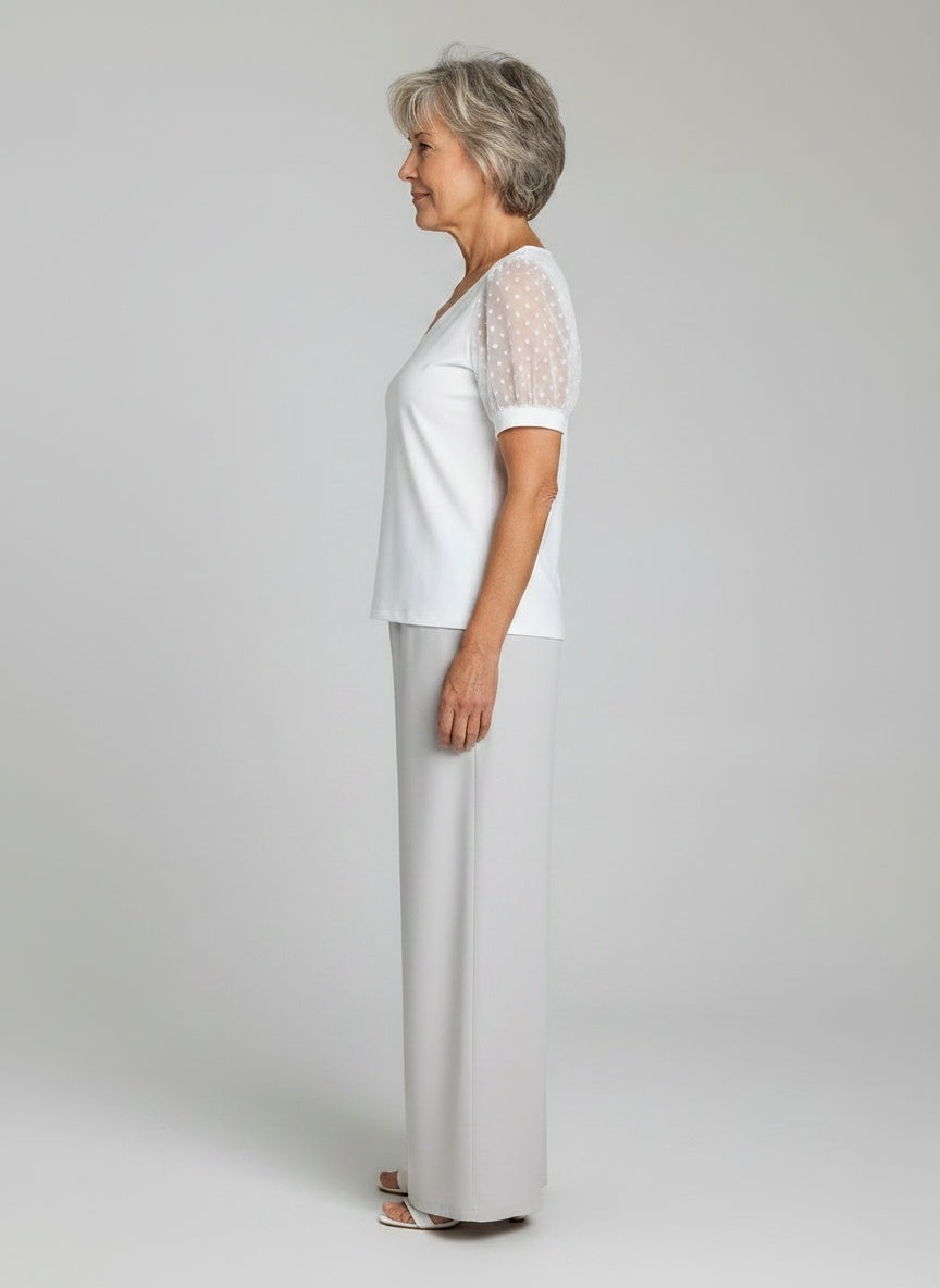 Side profile of the model wearing Dames top met V-hals