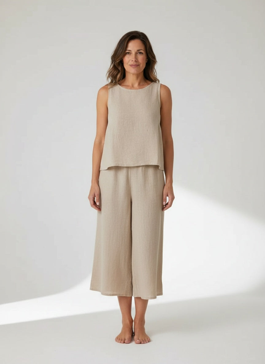 Full body view of the model wearing Océane – Twee-delige zomerset met top en casual broek voor dames
