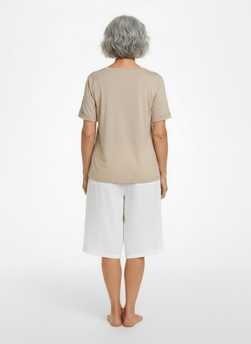 Back pose of the model wearing Dames T-shirt met korte mouwen