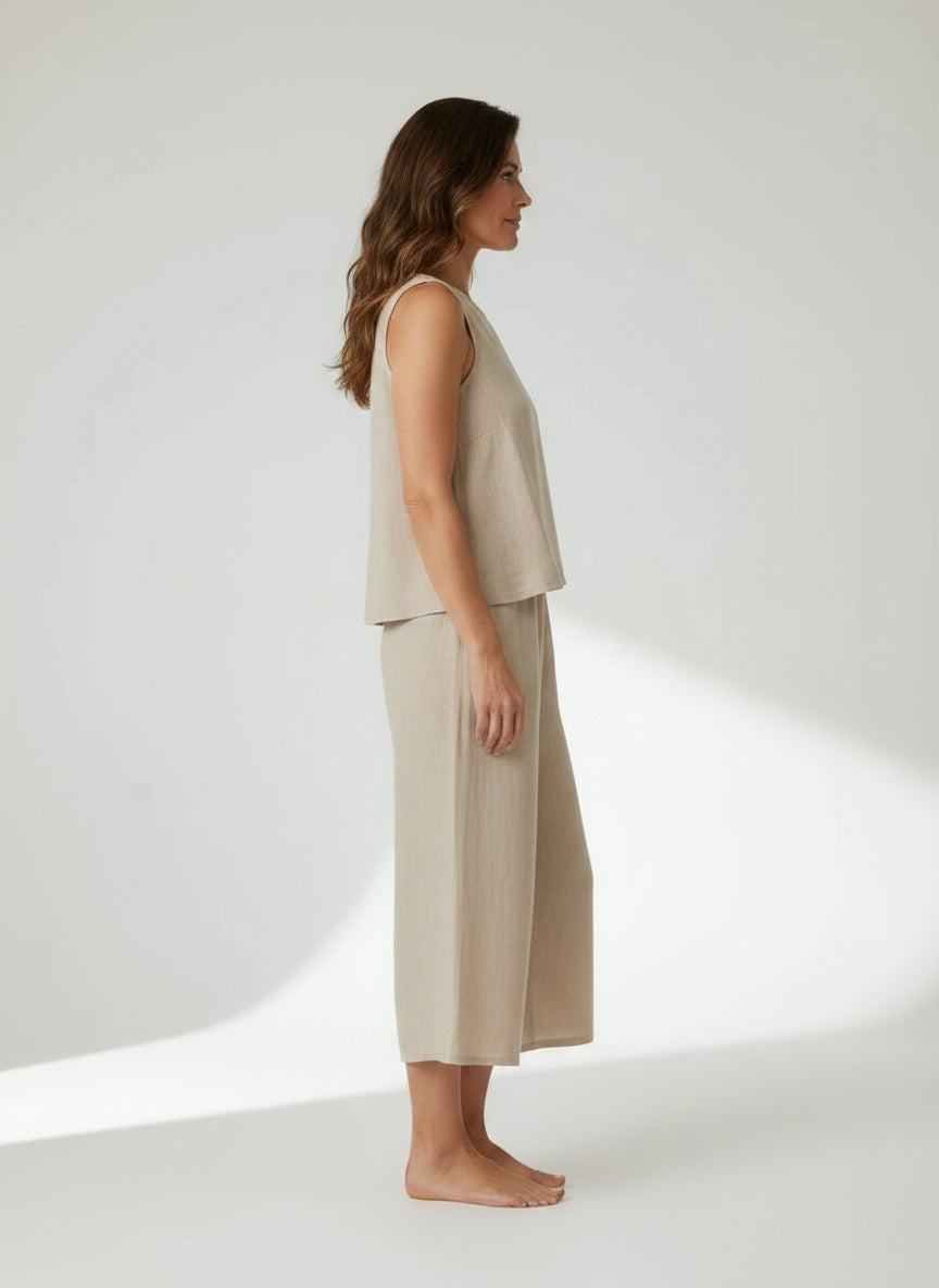 Side profile of the model wearing Océane – Twee-delige zomerset met top en casual broek voor dames