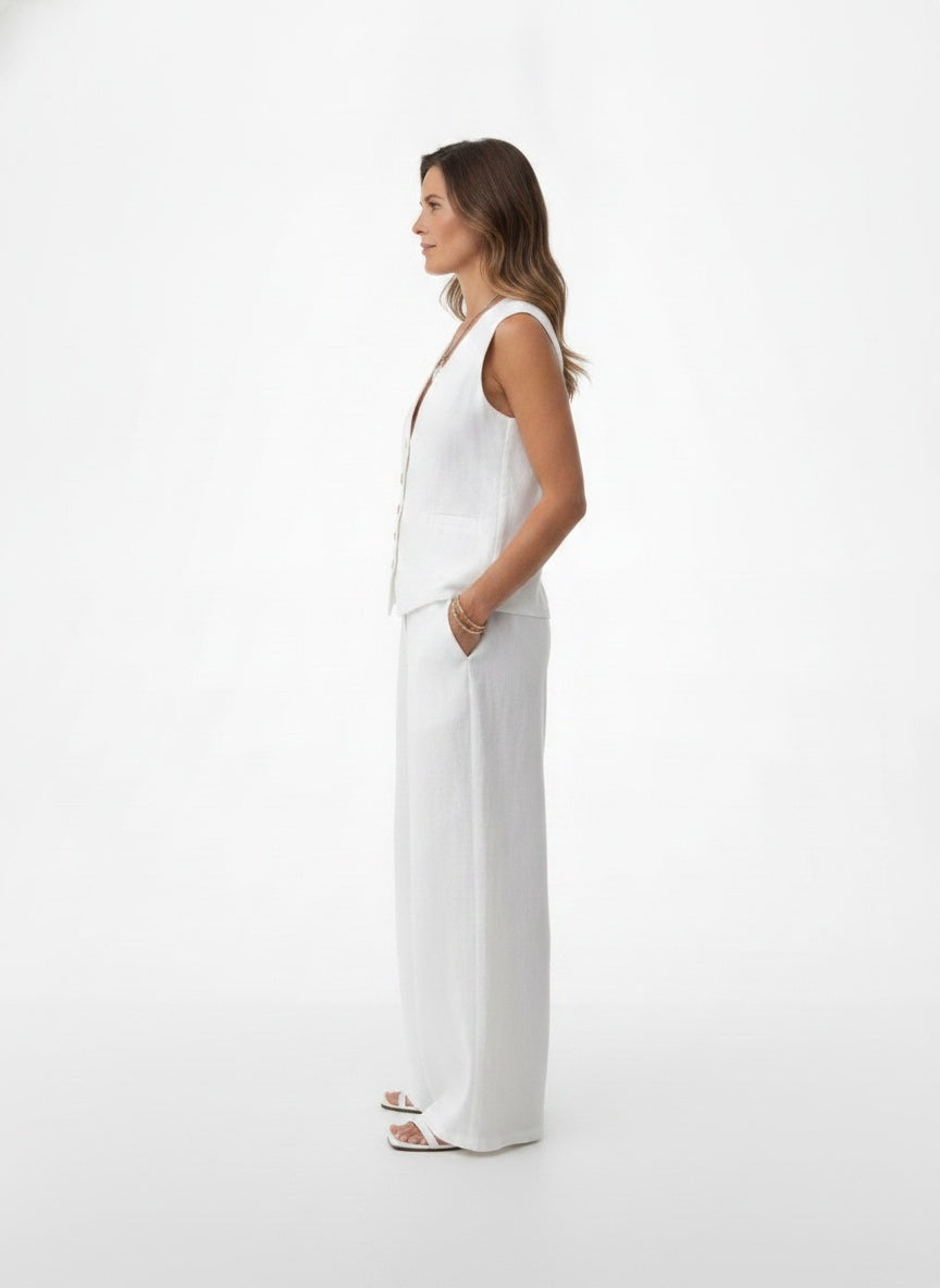 Side profile of the model wearing Twee-delig damesensemble met vest
