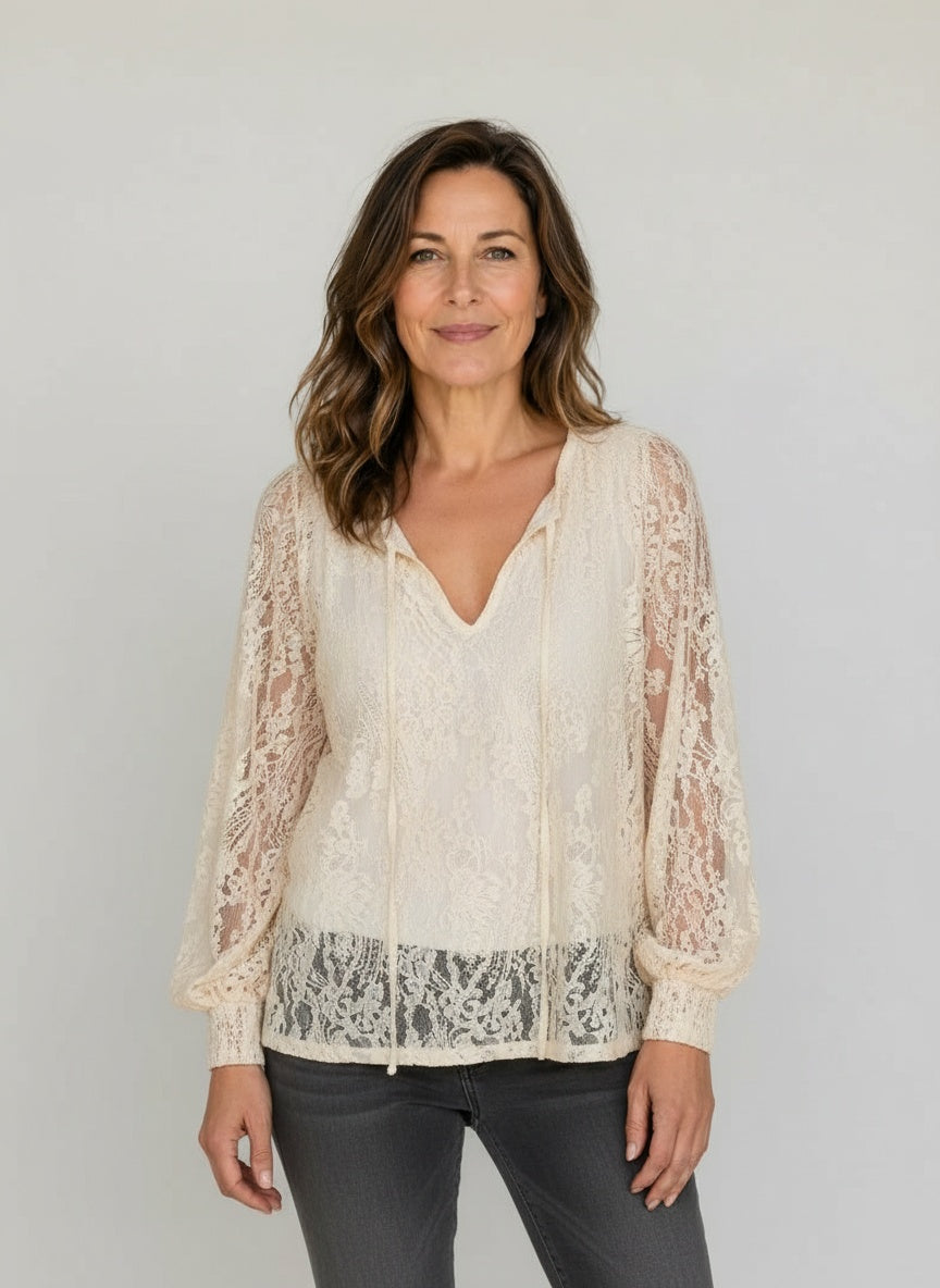 Full body view of the model wearing Boheemse blouse met splitnek in vintage stijl voor dames