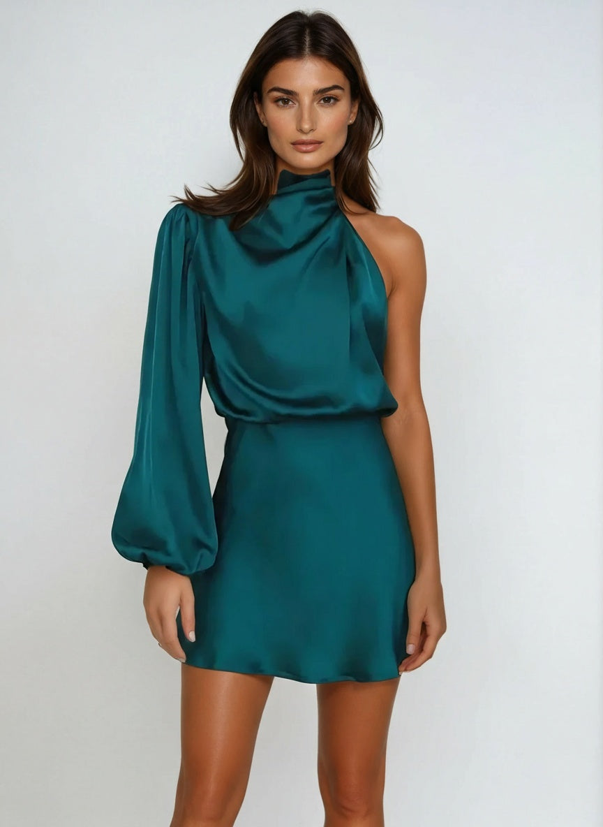 Full body view of the model wearing Asymmetrische satijnen avondjurk met één schouder – elegante mini/midi snit