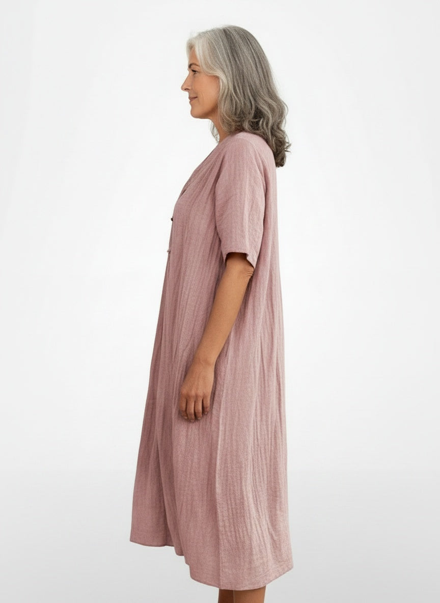 Side profile of the model wearing Linnen en katoen jurk voor dames – Natuurlijke frisheid en casual elegantie