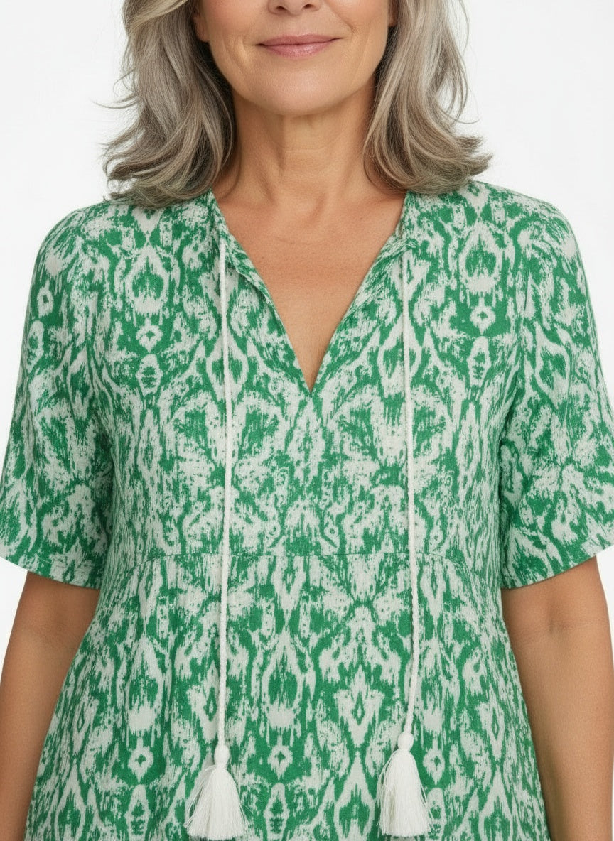 Close-up of the model wearing Lichte en bedrukte midi-jurk voor dames