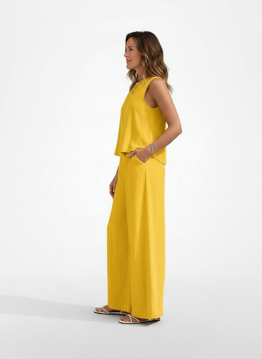 Side profile of the model wearing Yasmine – Twee-delige damesoutfit