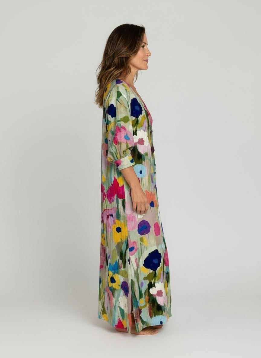 Side profile of the model wearing Maxijurk bohemien met V-hals voor dames