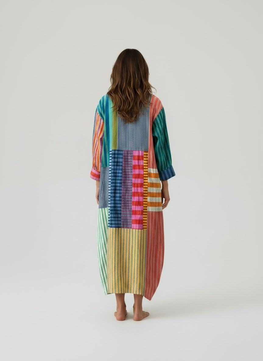 Back pose of the model wearing Maxi jurk oversized in linnen met kleurblokstrepen voor dames