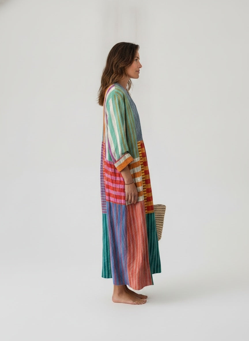 Side profile of the model wearing Maxi jurk oversized in linnen met kleurblokstrepen voor dames