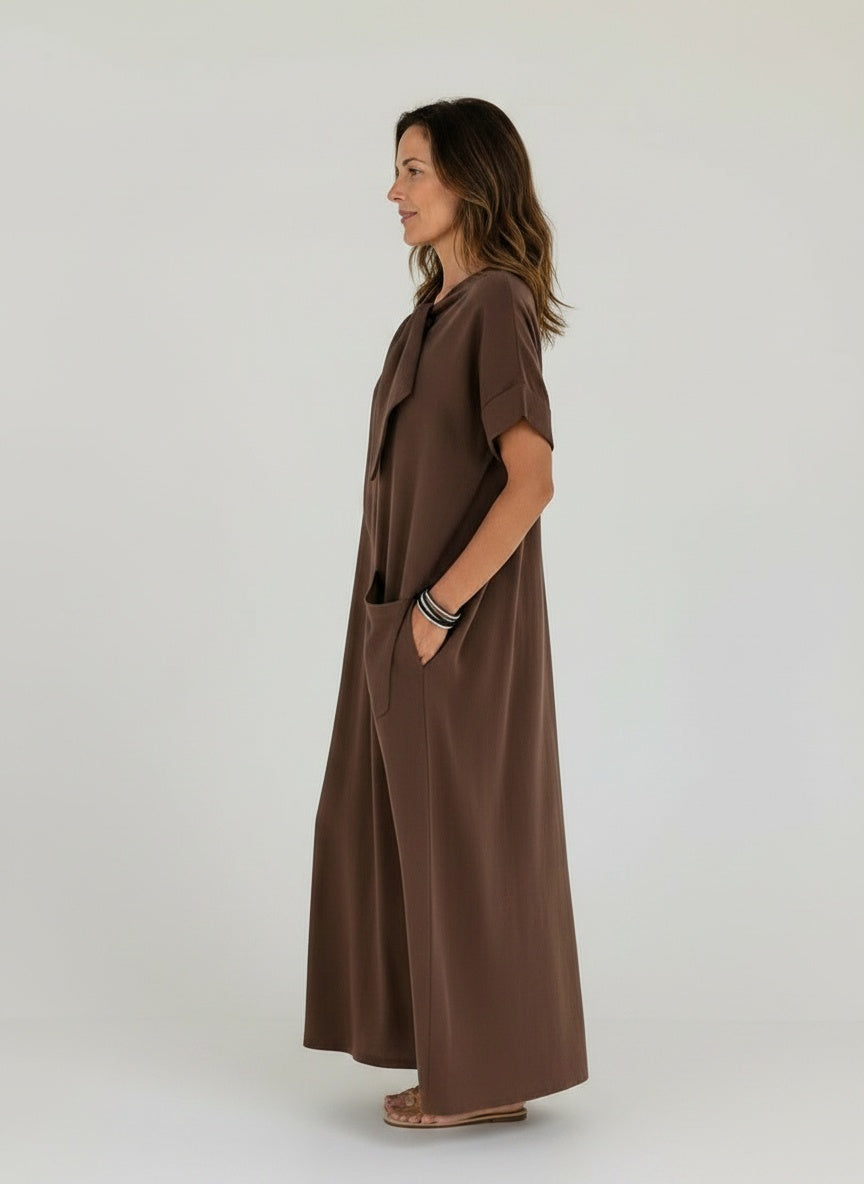 Side profile of the model wearing Elegante maxi-jurk voor de zomer met zakken voor dames