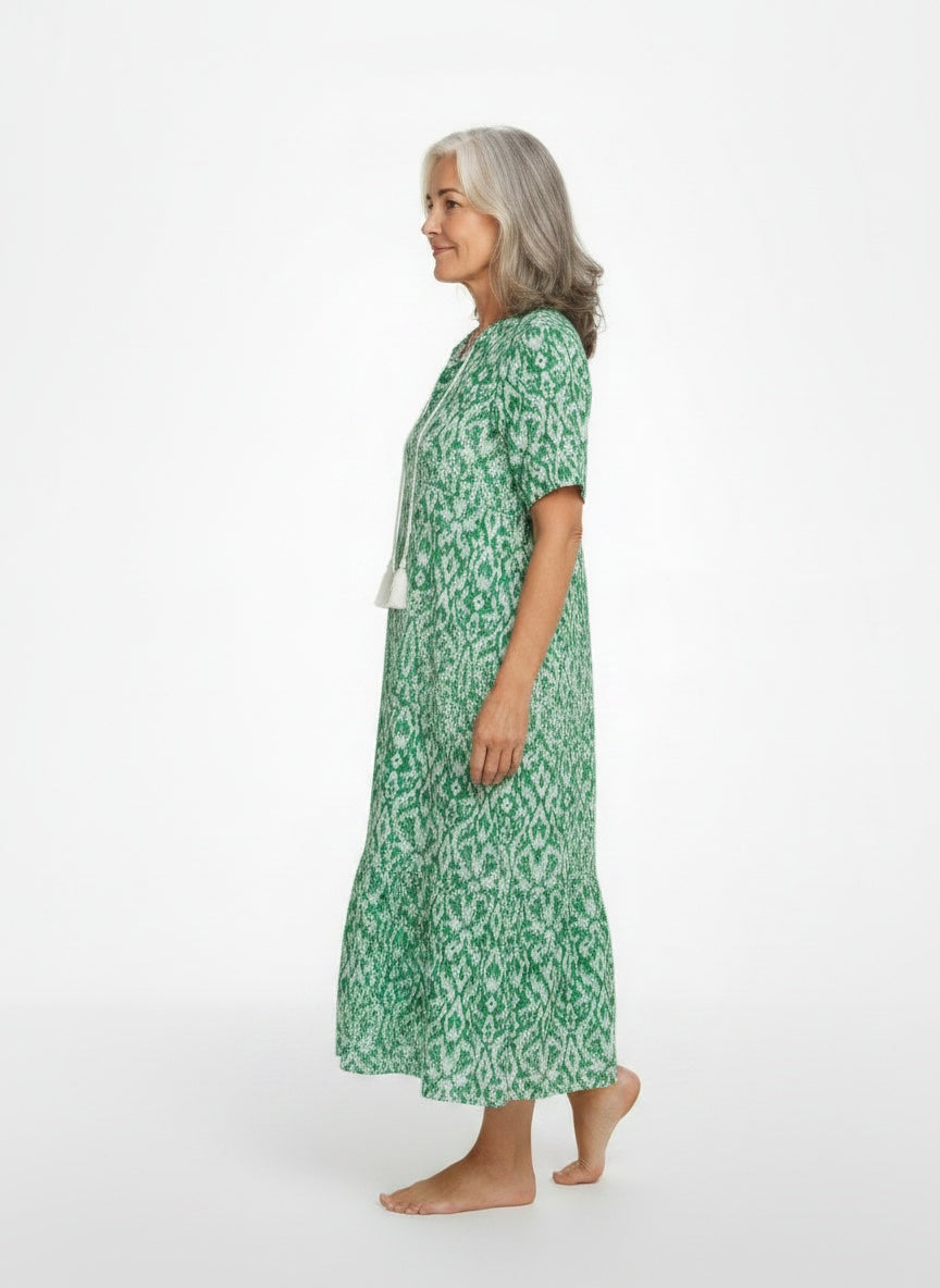 Side profile of the model wearing Juliette – Lichte en bedrukte midi-jurk voor dames