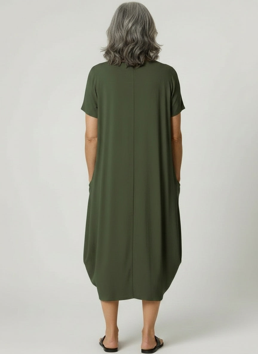 Back pose of the model wearing Vloeiende midi zomerjurk met ruime snit en ronde hals voor dames