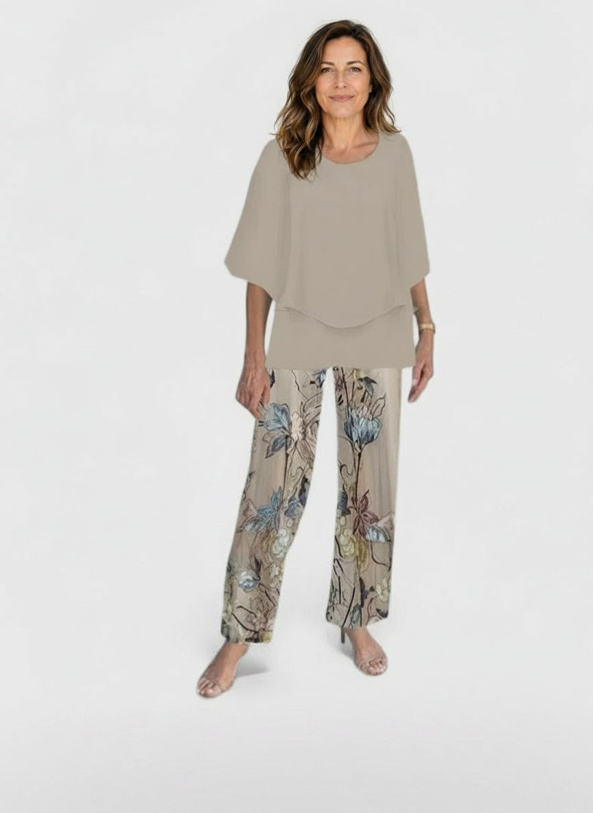 Full body view of the model wearing Maureen – Twee-delig zomeroutfit voor dames
