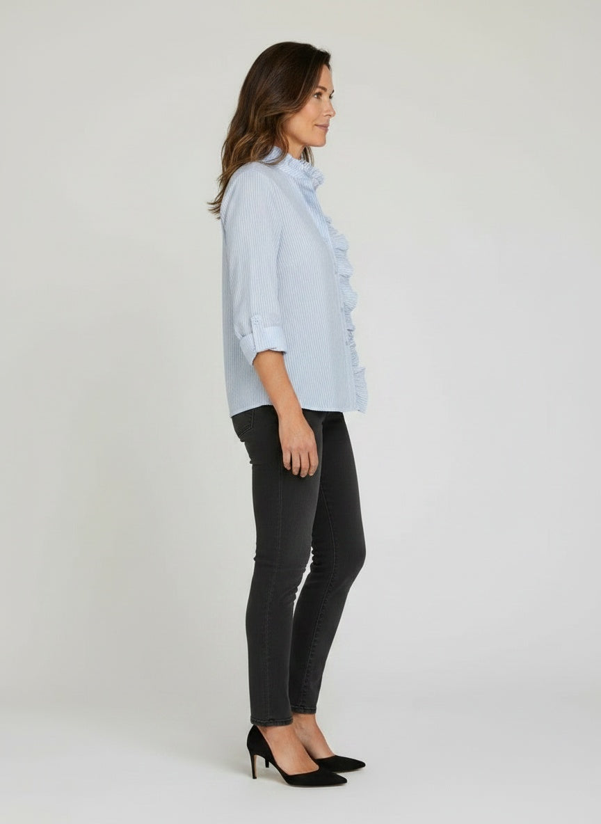 Side profile of the model wearing Blouse met lange mouwen en ruffles voor dames