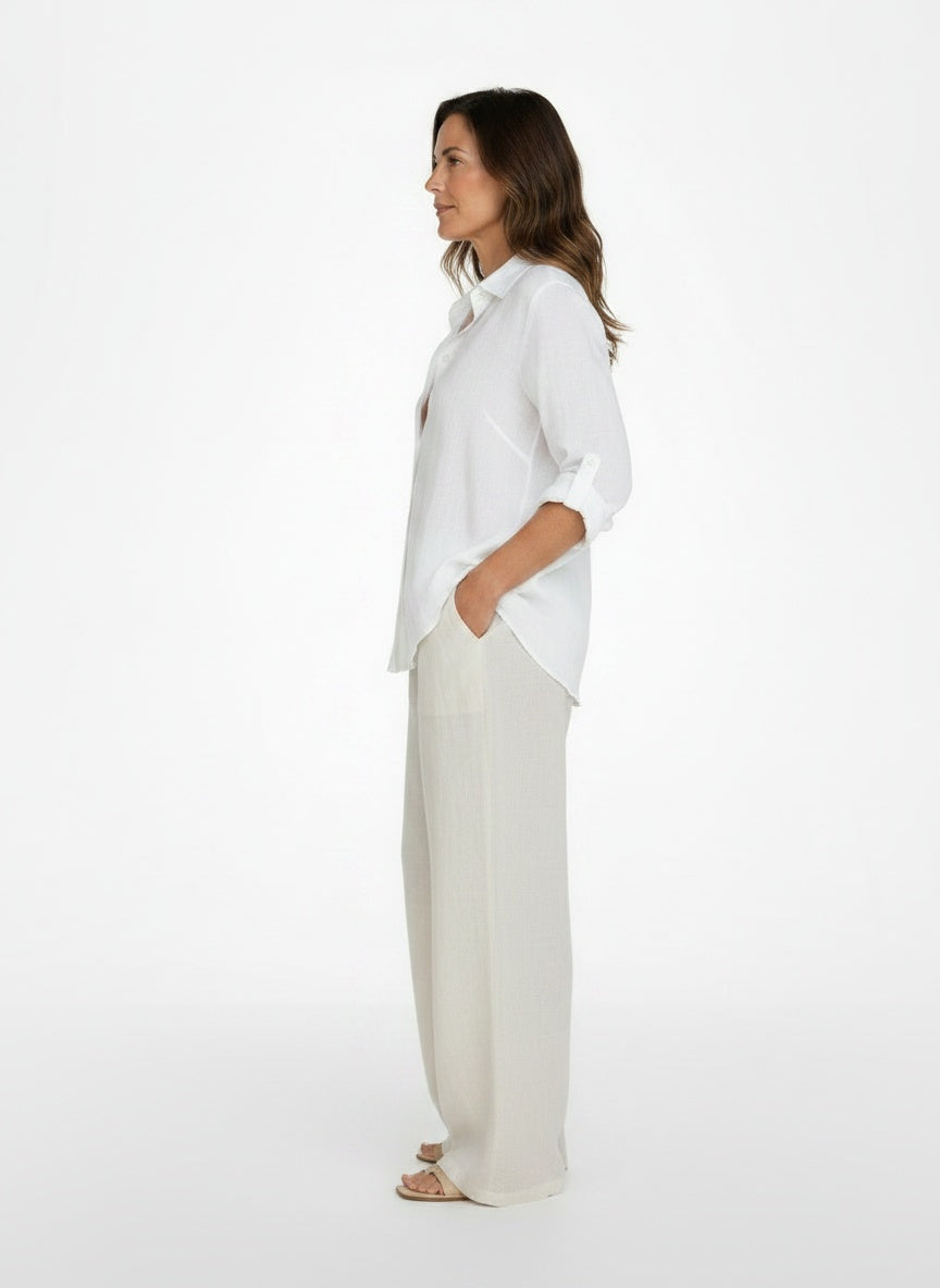 Side profile of the model wearing Elegante blouse van katoen-linnen