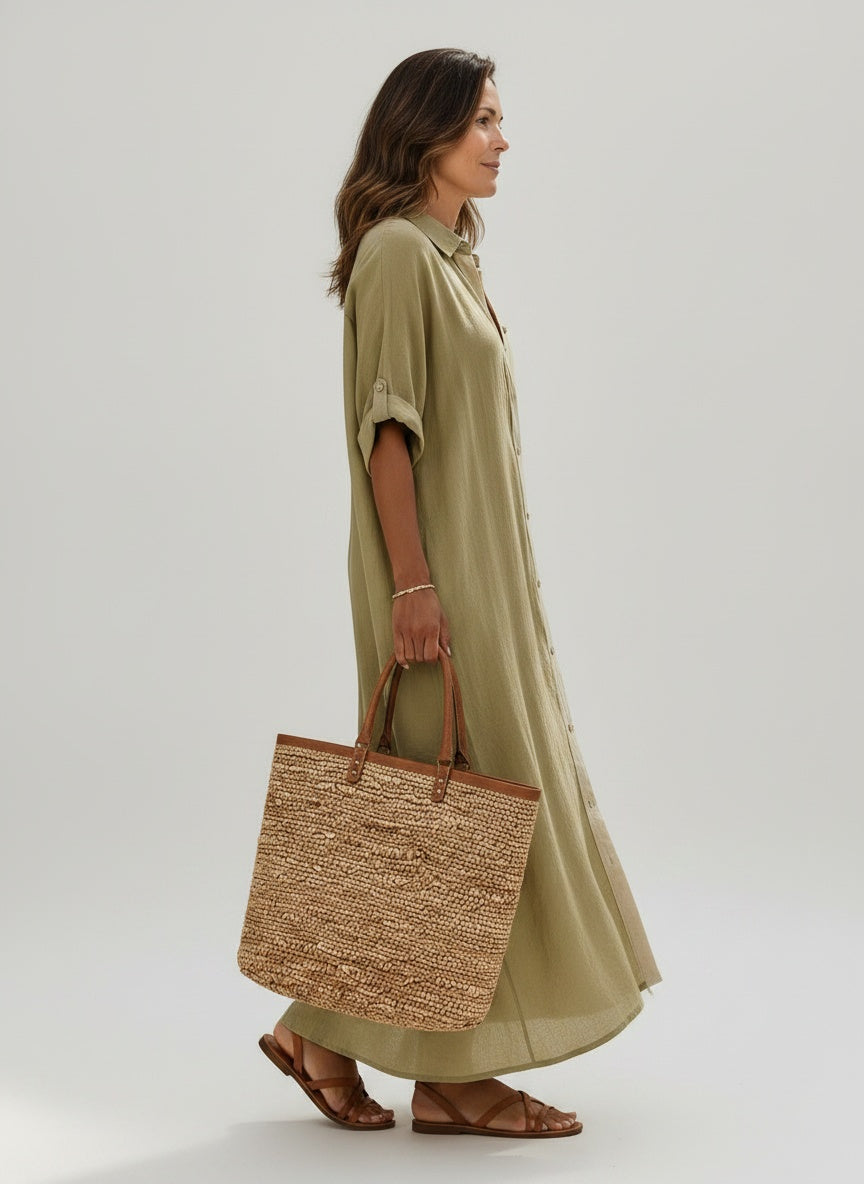 Side profile of the model wearing Maxikleed met korte mouwen voor dames