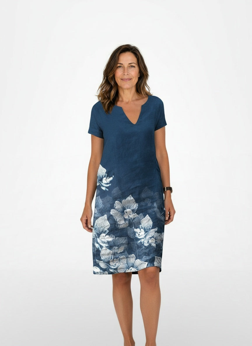 Full body view of the model wearing Mini zomerjurk met bloemenprint en korte mouwen voor dames