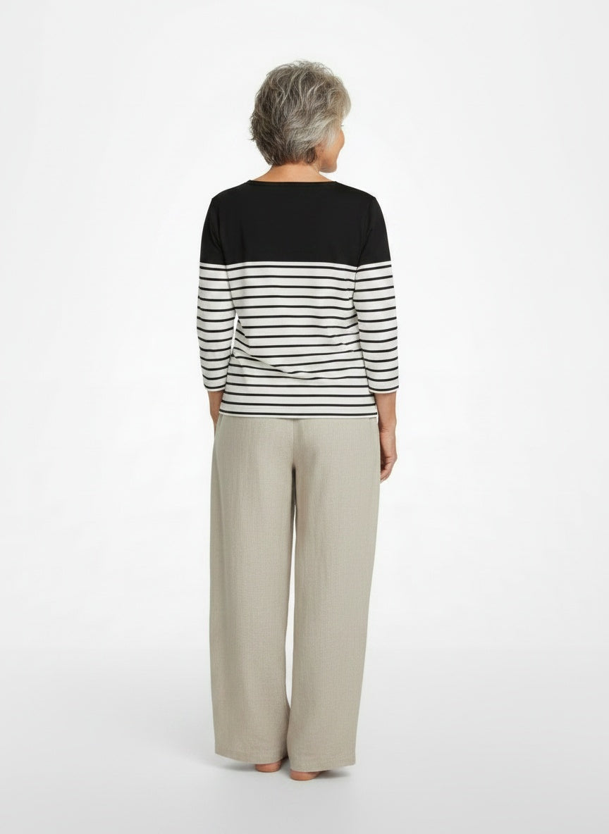 Back pose of the model wearing Gestreepte top voor dames