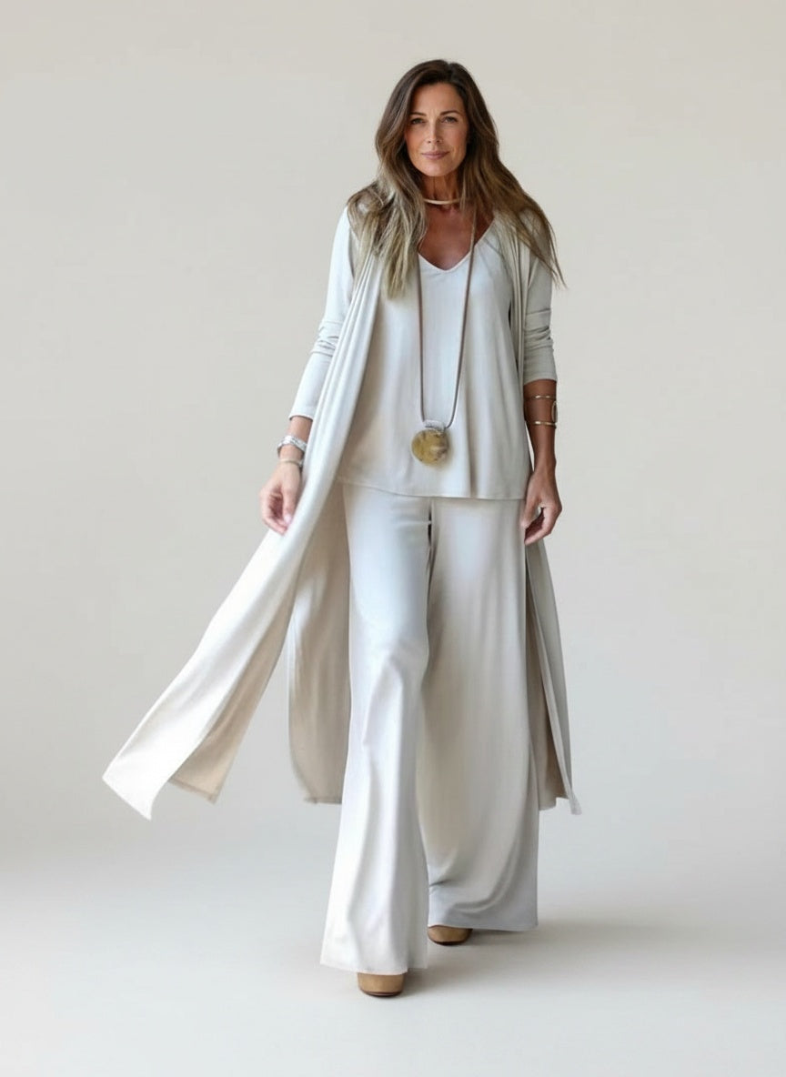 Full body view of the model wearing Drie-delig vrouwenensemble
