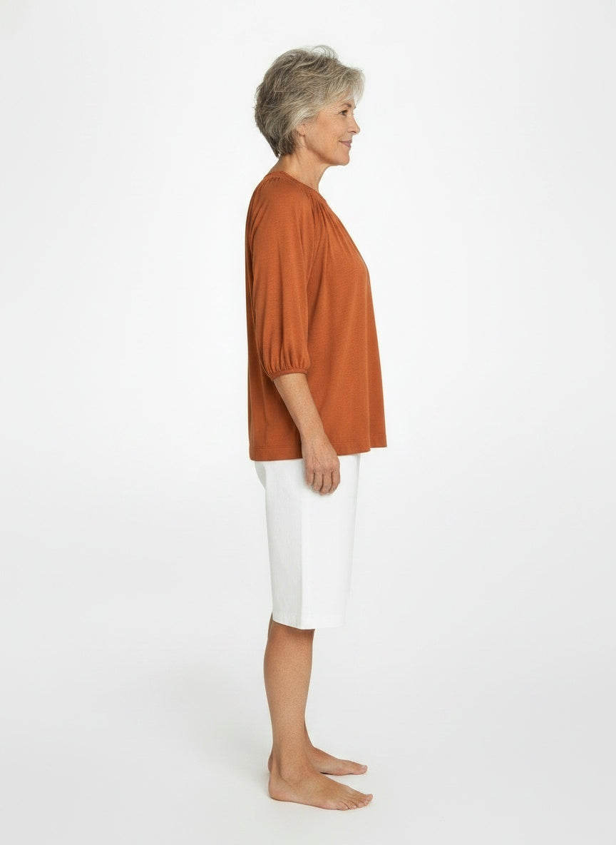 Side profile of the model wearing Dames T-shirt met ronde hals