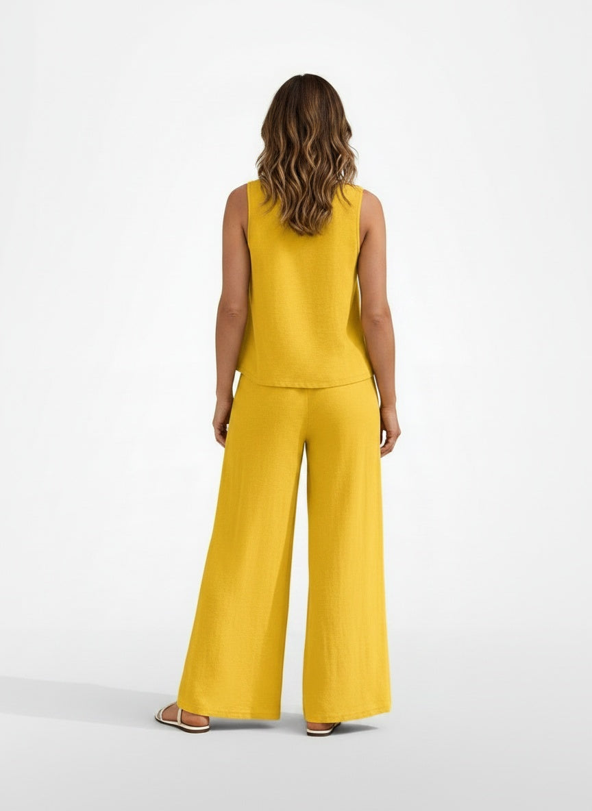 Back pose of the model wearing Yasmine – Twee-delige damesoutfit