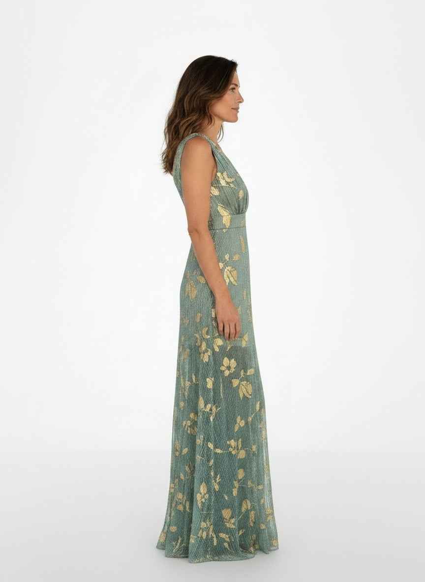 Side profile of the model wearing Mouwloze Jurk met Gouden Sterren en Diepe V-Hals