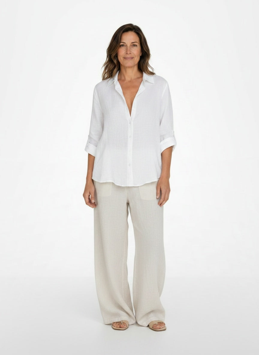 Full body view of the model wearing Elegante blouse van katoen-linnen