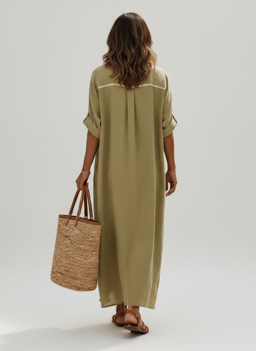 Back pose of the model wearing Maxikleed met korte mouwen voor dames