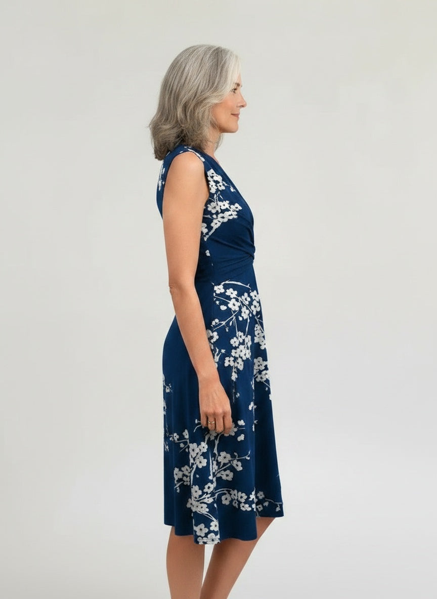 Side profile of the model wearing Clara – Zomerjurk zonder mouwen voor dames