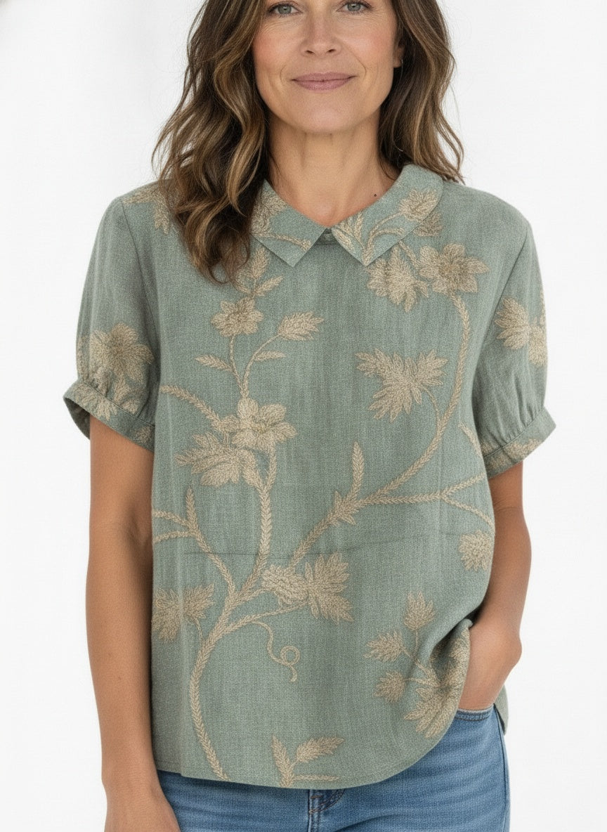 Close-up of the model wearing Vintage blouse met bloemenprint voor dames