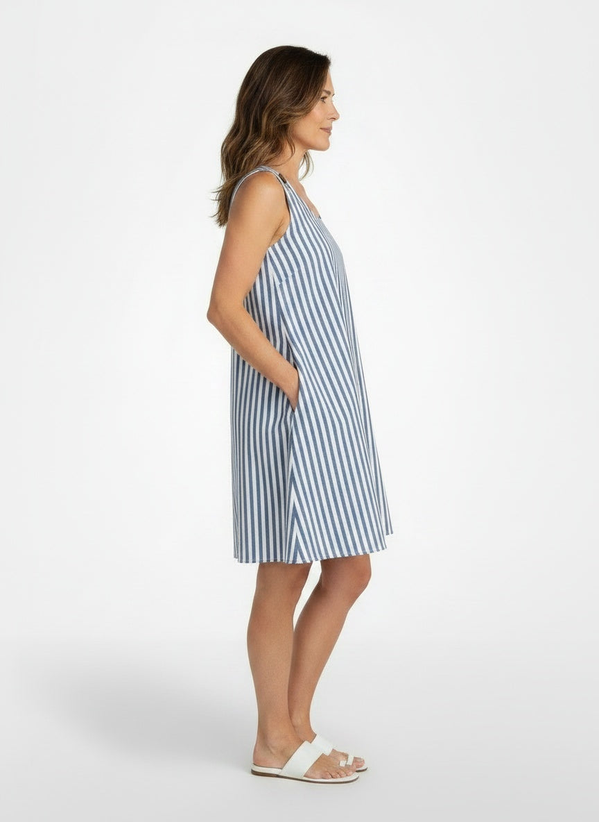 Side profile of the model wearing Mini jurk met mouwenloze gestreepte dames