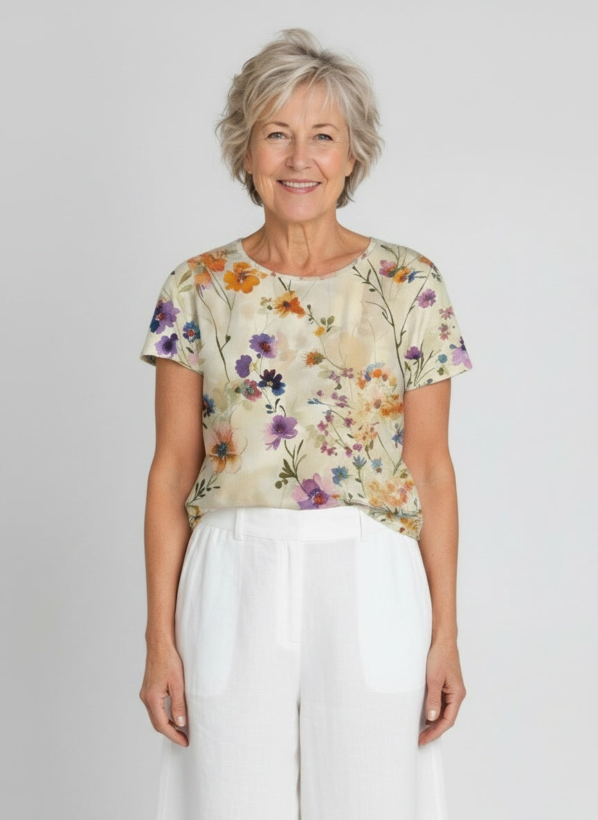 Close-up of the model wearing Vrouwelijke lichte vloeiende T-shirt in stretchy rayon met vintage bloemenprint