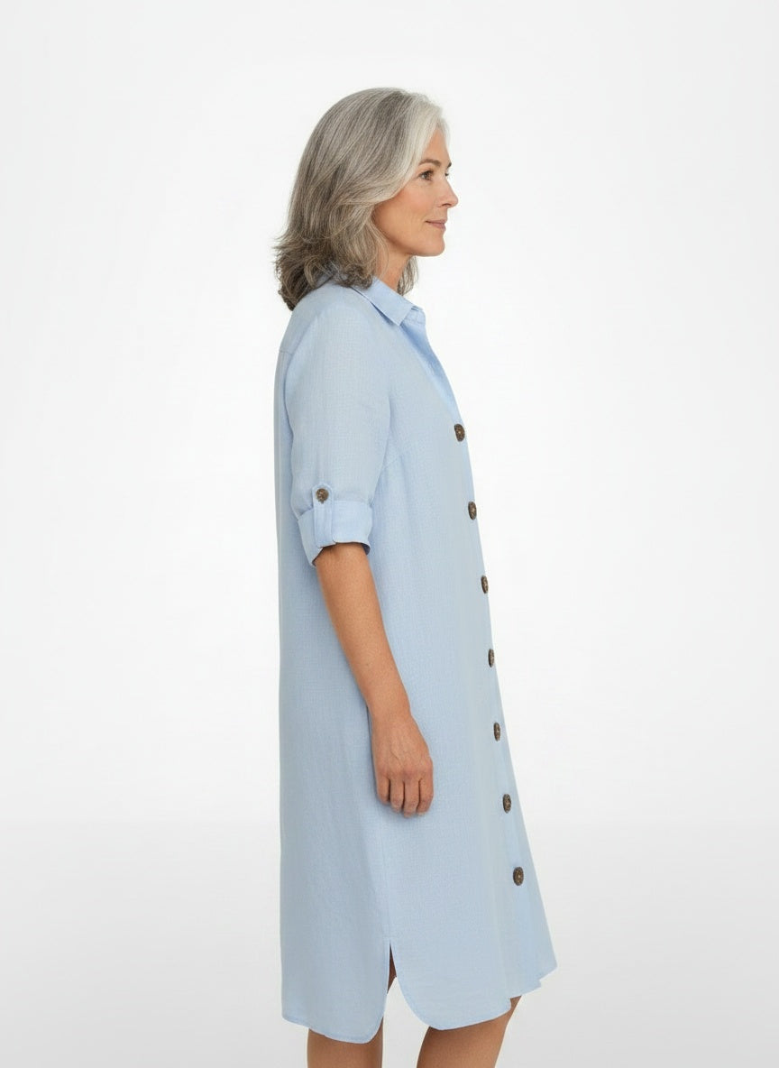 Side profile of the model wearing Amanda – Linnen overhemdjurk voor dames