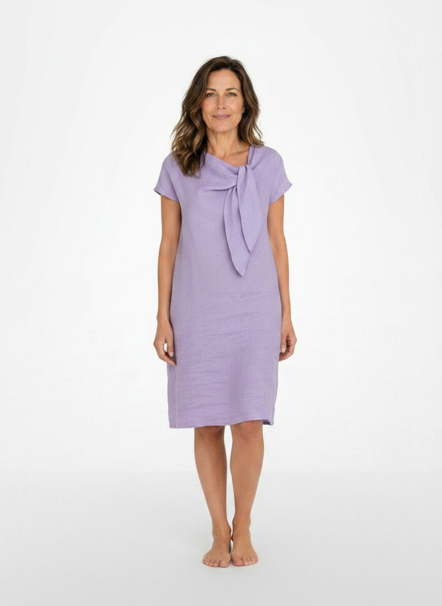 Full body view of the model wearing Mini avondjurk met korte mouwen voor dames