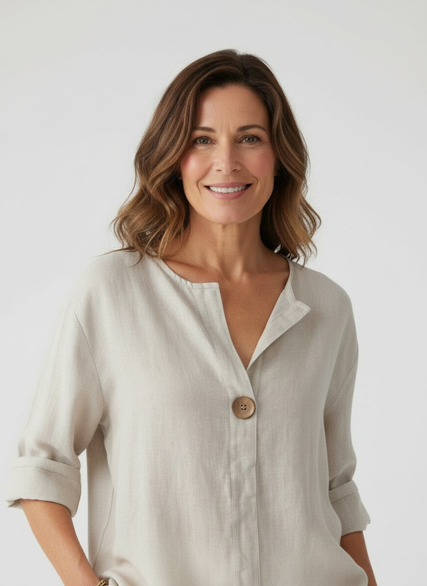 Close-up of the model wearing Vrouwenlinnenblouse