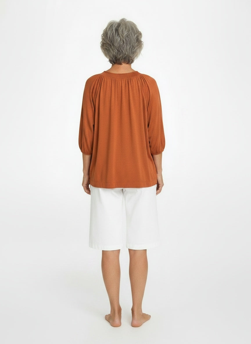 Back pose of the model wearing Dames T-shirt met ronde hals