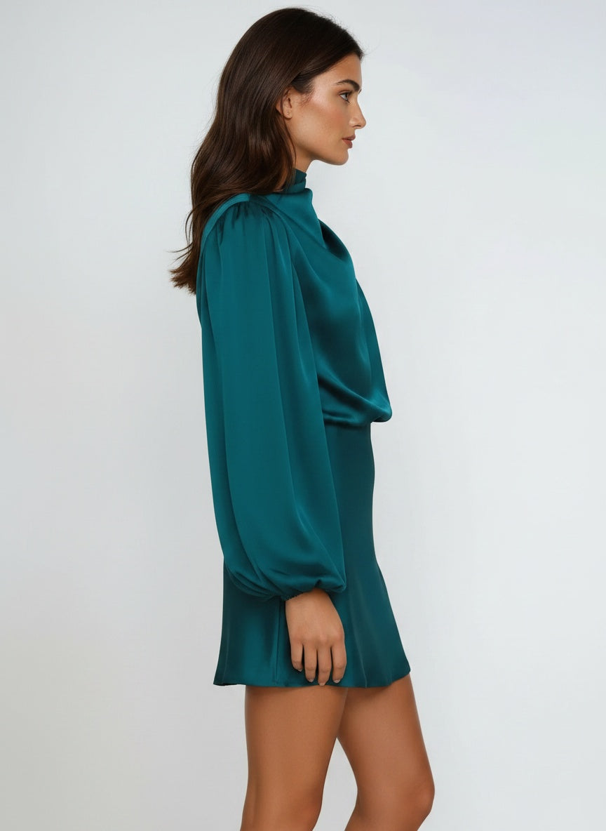 Side profile of the model wearing Asymmetrische satijnen avondjurk met één schouder – elegante mini/midi snit