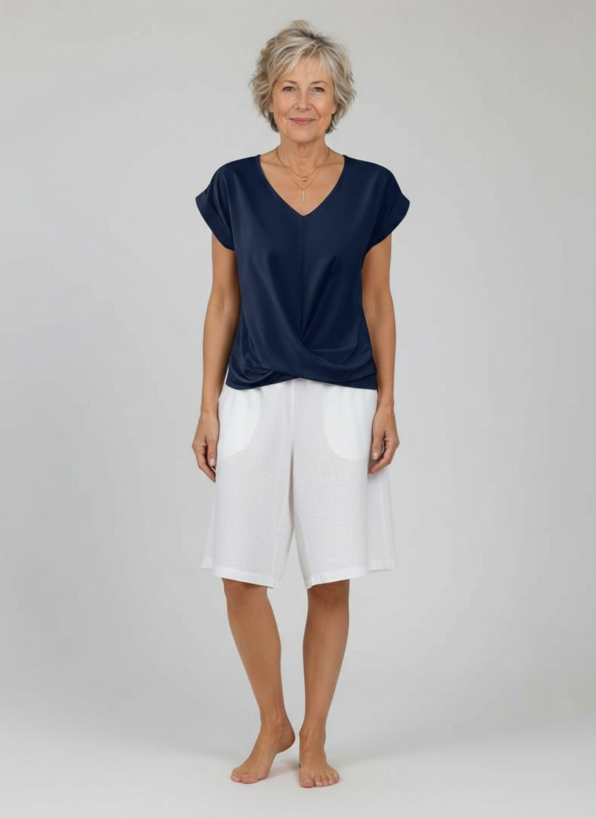 Full body view of the model wearing Elegante, vloeiende top voor dames in gemengde katoen met V-hals