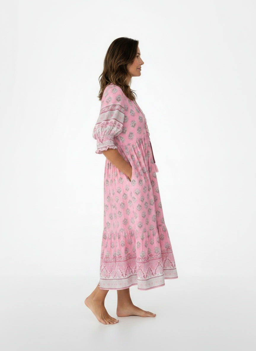 Side profile of the model wearing Maxijurk bohemien met V-hals en bloemenpatroon voor dames