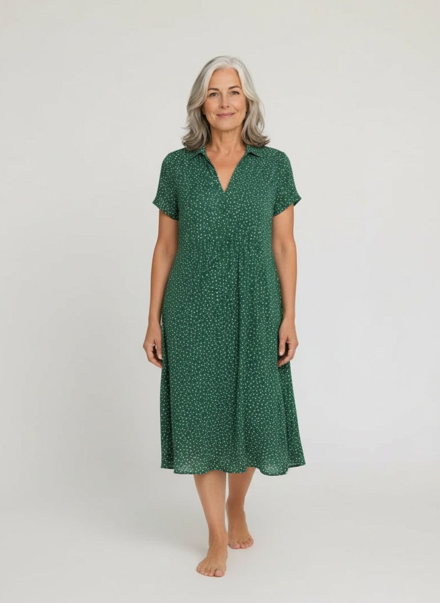 Full body view of the model wearing Midi overhemdjurk met korte mouwen voor dames