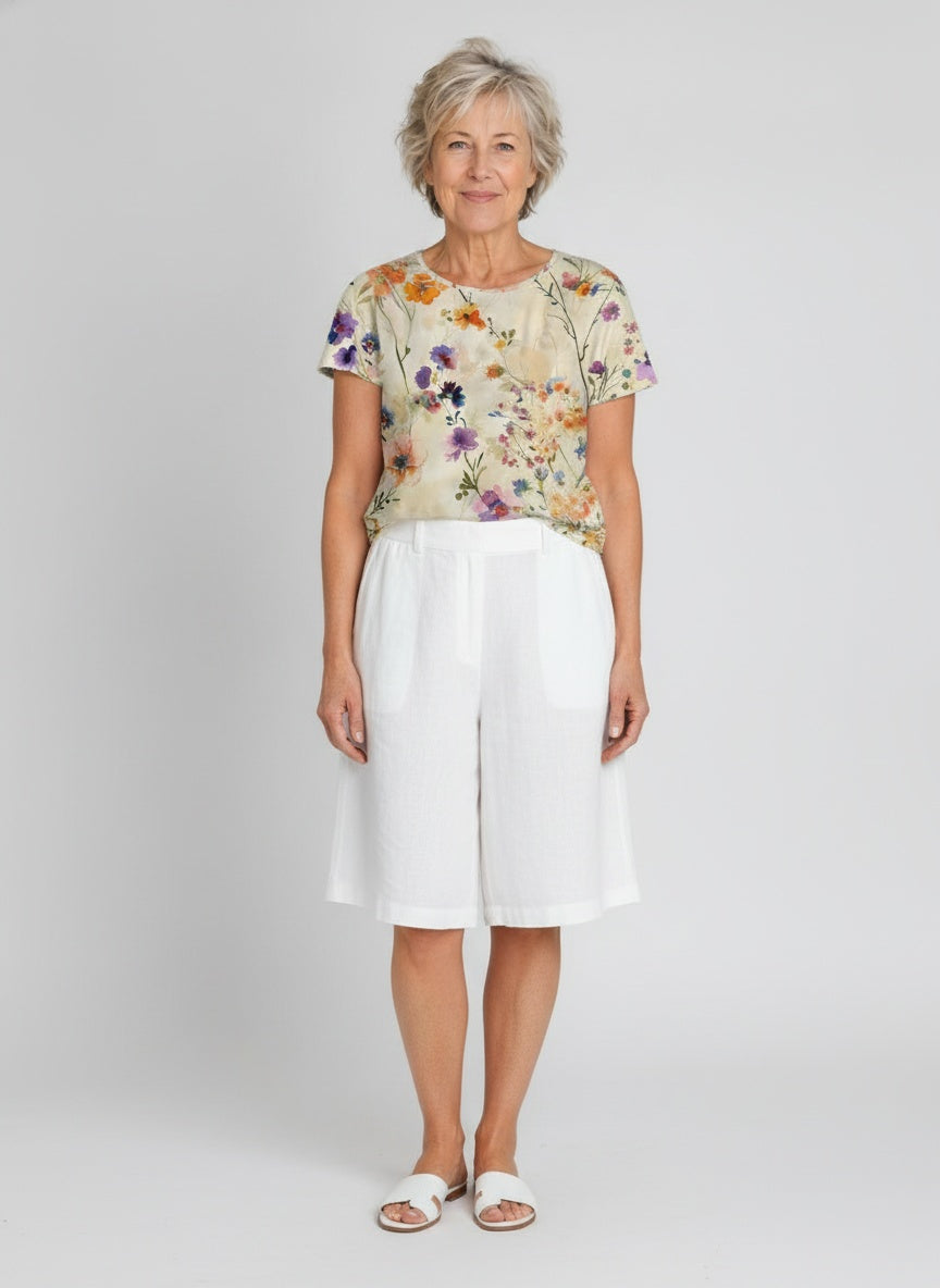 Full body view of the model wearing Vrouwelijke lichte vloeiende T-shirt in stretchy rayon met vintage bloemenprint