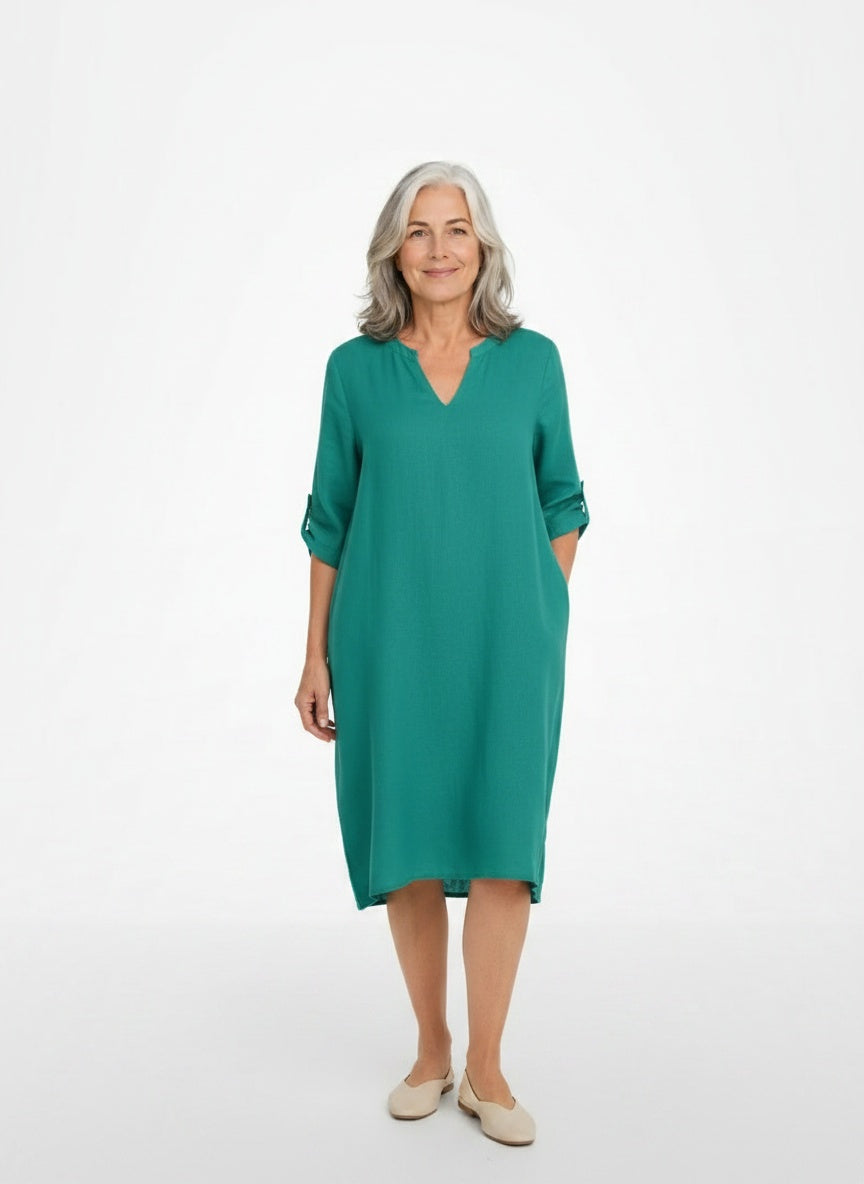 Full body view of the model wearing Midi-jurk met V-hals en driekwartmouwen voor vrouwen