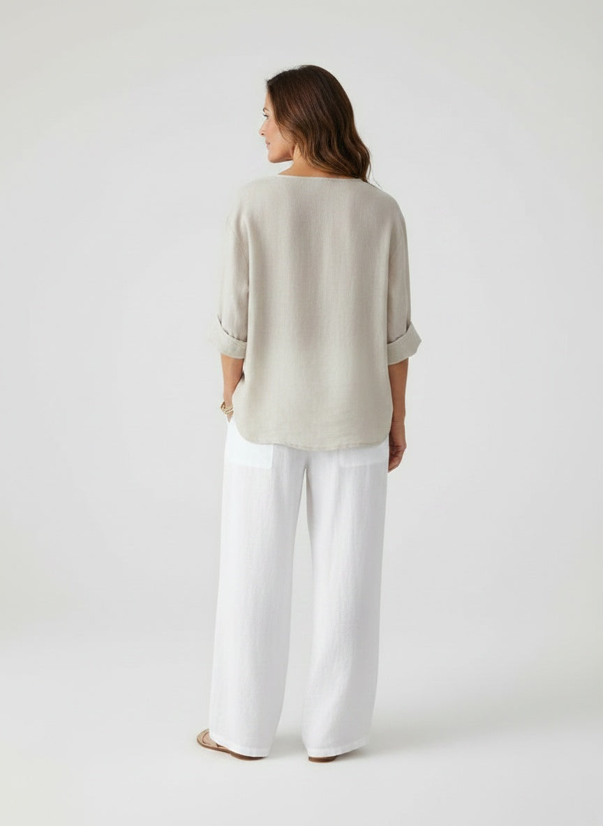 Back pose of the model wearing Vrouwenlinnenblouse