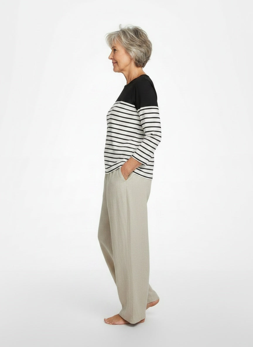 Side profile of the model wearing Gestreepte top voor dames