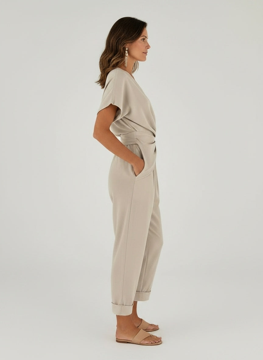 Side profile of the model wearing Twee-delig zomeroutfit voor dames