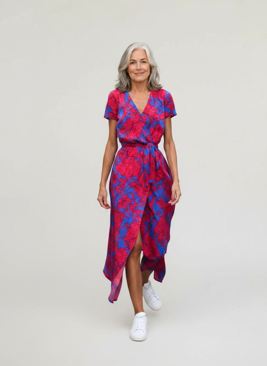Full body view of the model wearing Midi portefeuille jurk met print voor dames