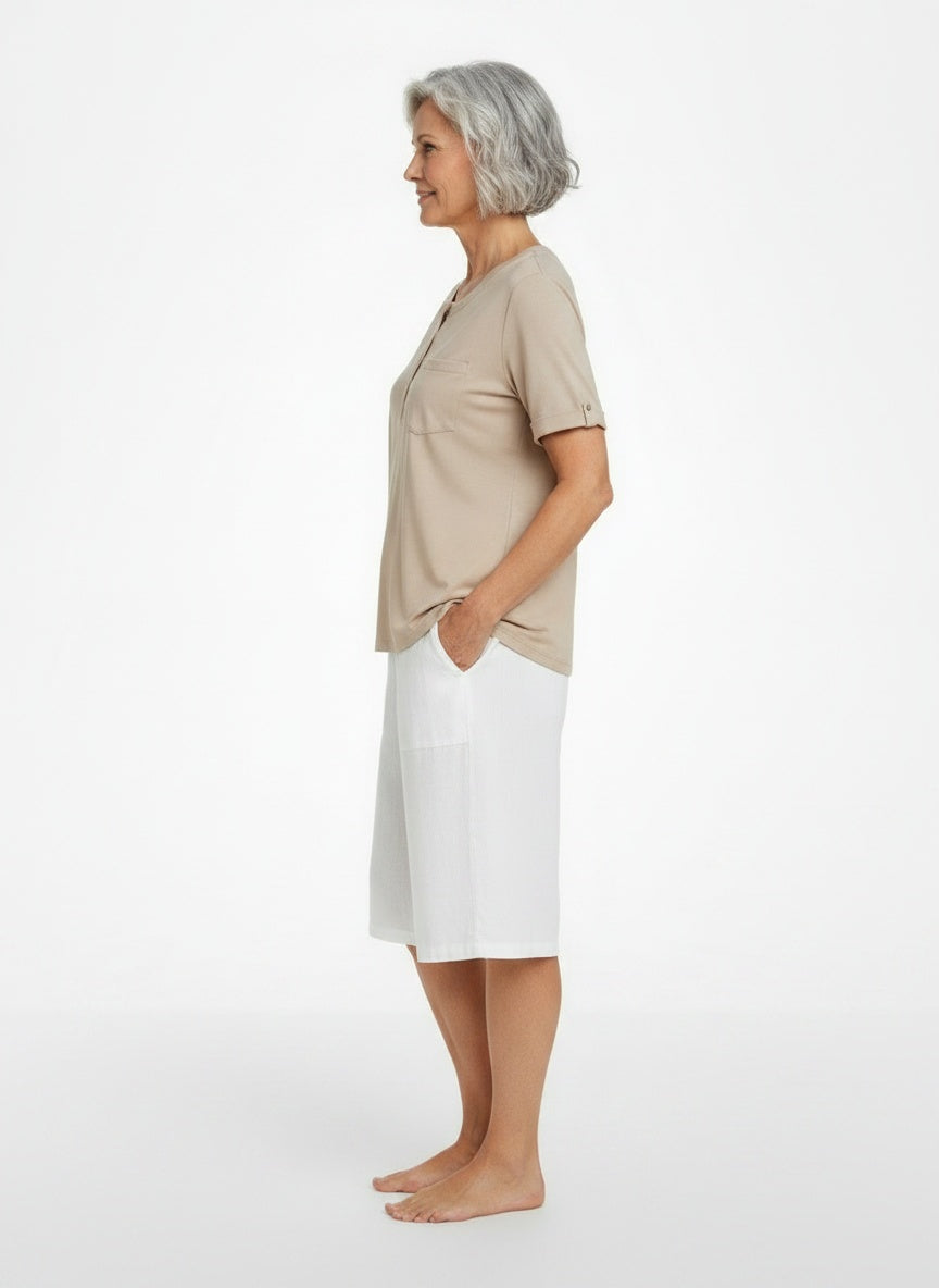 Side profile of the model wearing Dames T-shirt met korte mouwen